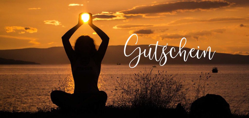 Gutschein-Shilouette-von-Frau-die-in-Yoga-Pose-am-See-sitzt-bei-Sonnenuntergang