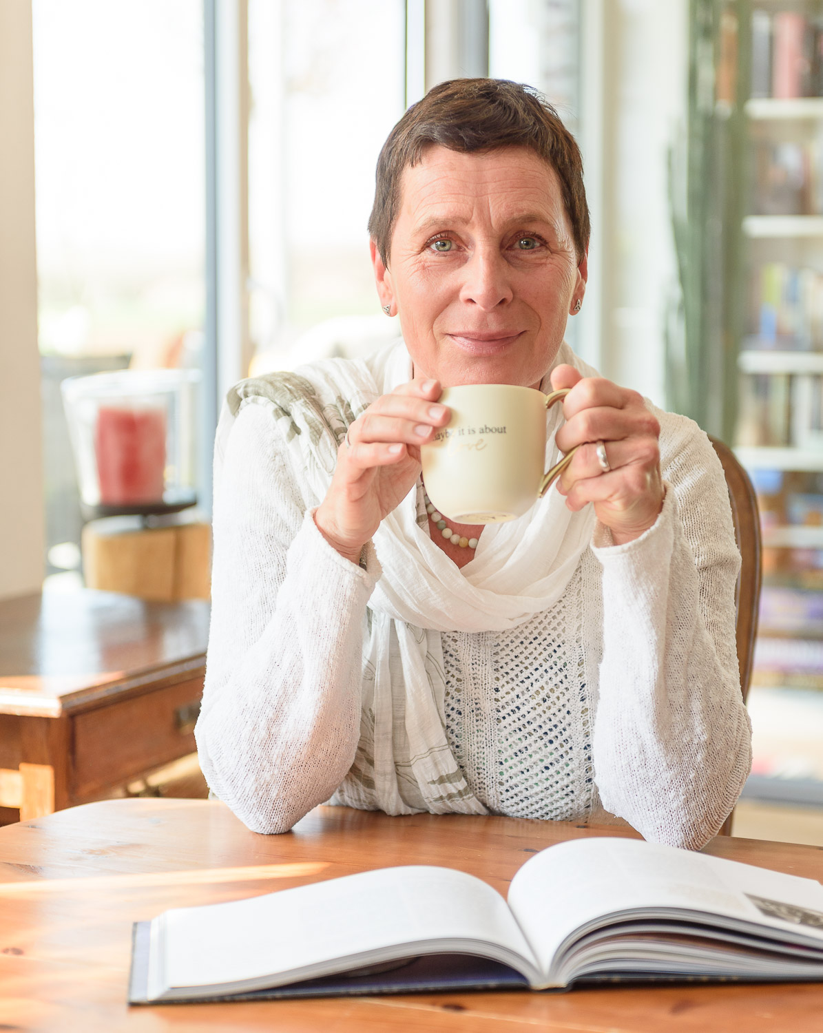 Portrait-von-Anja-Schaefer-mit-Teetasse-sitzend-am-Tisch