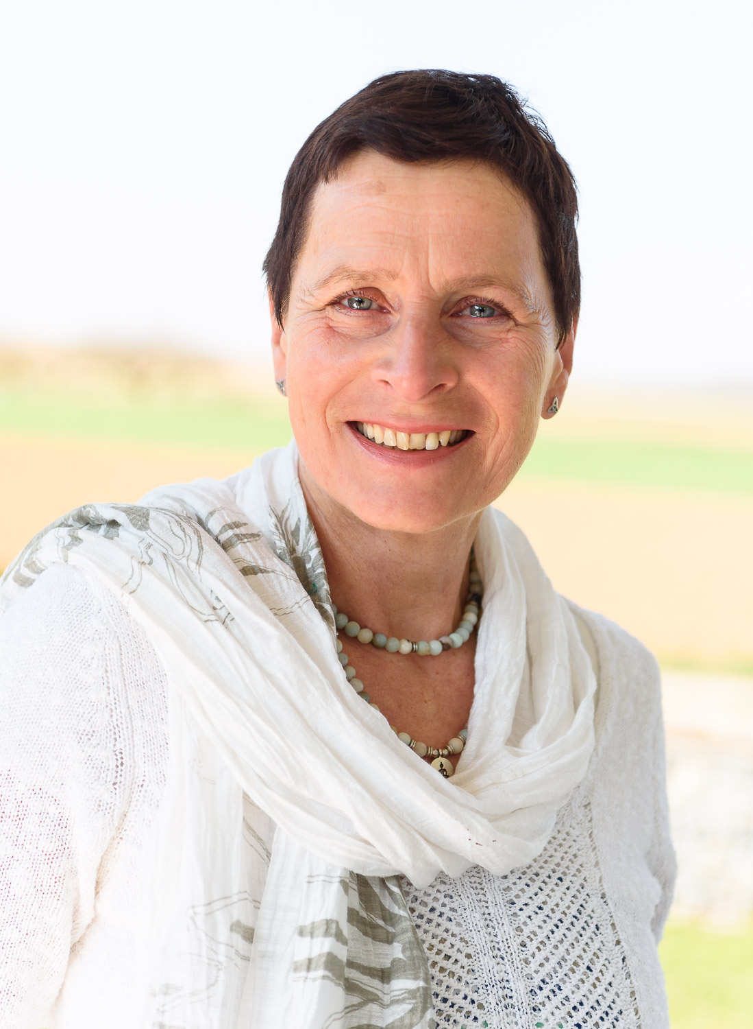 Portrait-von-Frau-mit-kurzen-Haaren-im-Garten