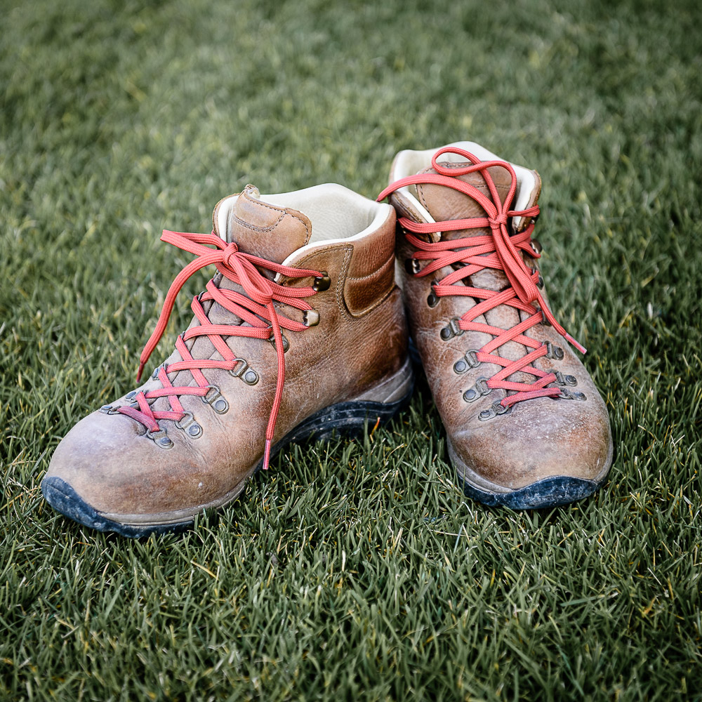 braune-Wanderstiefel-stehen-im-Gras