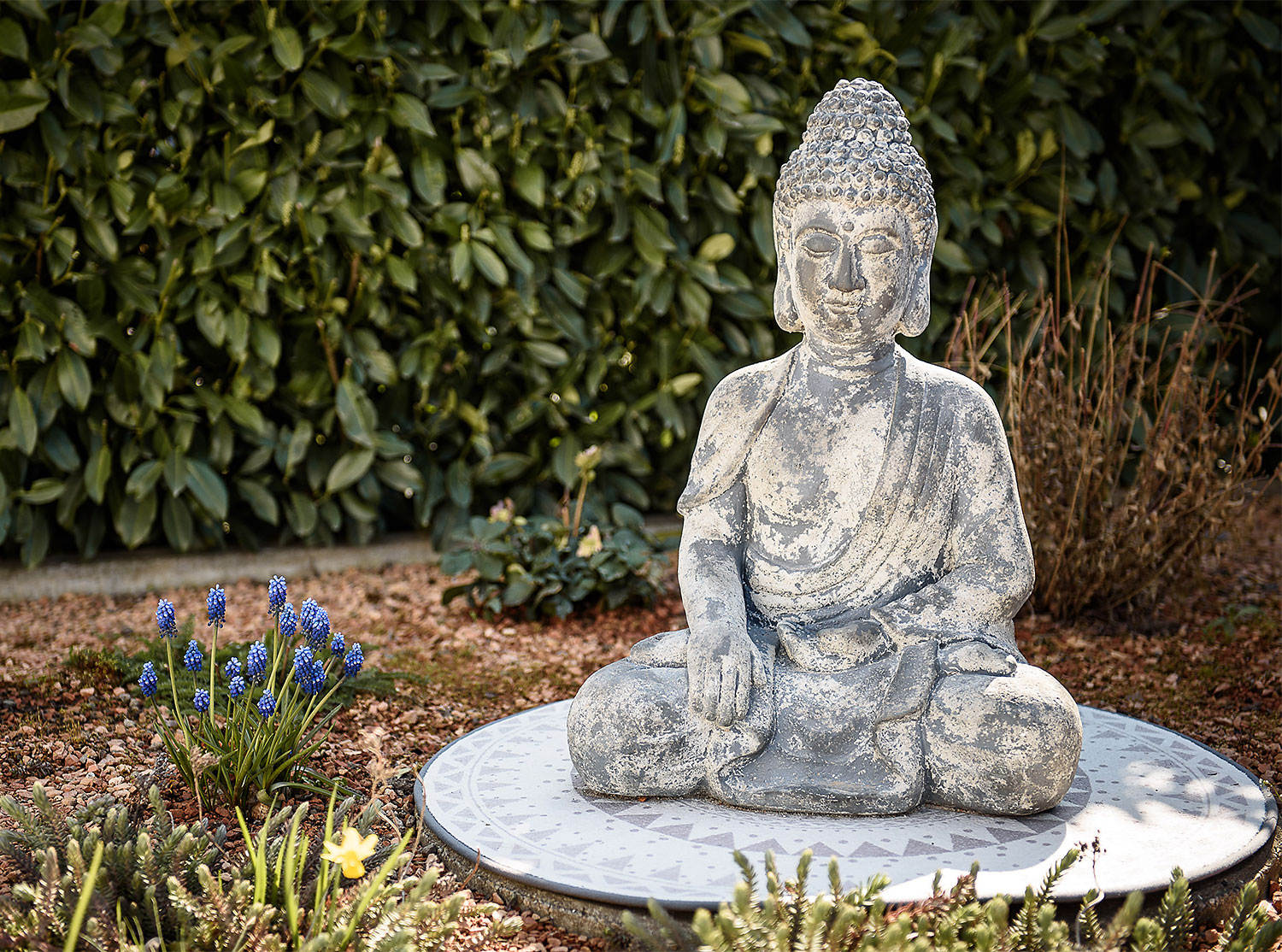 Buddha-aus-Stein-in-einem-Garten